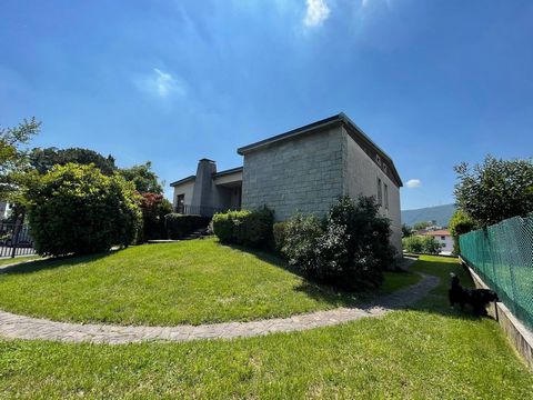 Alzano Lombardo - We offer for sale a detached villa located at the end of a closed-end street in a very quiet and panoramic position. The house is on two levels of about sqm. 200 on the level has a building possibility of an additional floor of abou...