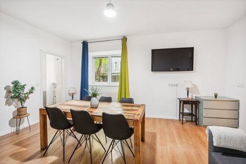 Bem-vindo a este charmoso apartamento térreo localizado no vibrante coração de Berlim. Situada em um bairro desejável, esta residência oferece uma mistura de conveniência moderna e vida urbana. A área é conhecida por seus espaços verdes, com vários p...