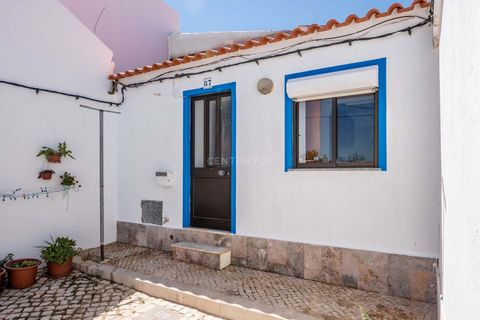 Traditional villa, with parking space in front, consisting of living room, semi-equipped kitchen, bedroom and bathroom. It also has an outdoor space that you can set a table for dining on the hot summer nights in the Algarve. The property is ready to...