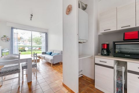 Located at the edge of the Marina in Grandcamp-Maisy, this apartment is situated at the rear with a view of the garden. A total of 4 people can reside in its 1 bedroom and a living room cum bedroom comfortably. Ideal for a small family on a vacation,...