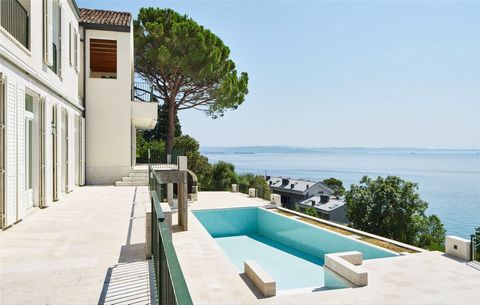 AUKTION – Startpreis: 3.295.000 € Auktionstermin wird noch bestätigt Eine fabelhafte italienische Villa mit herrlichem Meerblick 2 Gehminuten vom Strand entfernt.