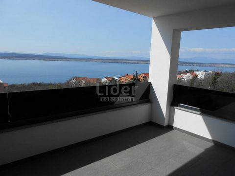 DRAMALJ-NUOVO! Comodo appartamento su due piani di 105 m2 di superficie abitabile in una nuova costruzione con vista mare e ampio giardino, situato in una strada senza uscita estremamente tranquilla. Al piano inferiore si trova una zona giorno aperta...