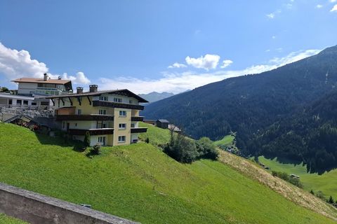 Benvenuti in questo accogliente appartamento, il rifugio perfetto per il vostro rifugio in montagna! Dotato di due comode camere da letto, ciascuna con doccia e lavandino, questo spazio è progettato per il relax e la comodità. Un bagno separato aggiu...