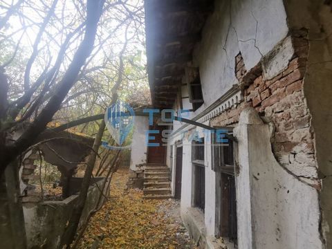 Top Estate Real Estate vi offre una casa in una strada tranquilla e silenziosa nel villaggio di Polikraishte, nella regione di Veliko Tarnovo. Il villaggio è uno dei luoghi preferiti per vivere nella zona e dispone di tutti i servizi necessari: scuol...