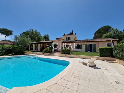 Située dans un quartier résidentiel de St Paul de Vence, cette villa représente une opportunité unique pour les amateurs de propriétés haut de gamme. Offrant un vaste potentiel et une construction de qualité, cette résidence de plain-pied est un véri...