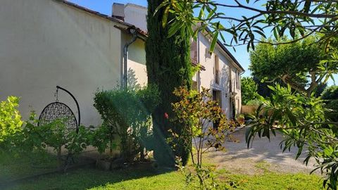 Idéalement situé proche de la gare TGV, laissez vous séduire par le charme de ce Mas provençal sans aucun vis à vis et au calme. Entièrement rénové et parfaitement entretenu, en campagne mais non isolé . Sa terrasse à l'ombre du platane séculaire vou...