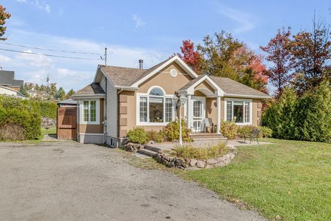 Découvrez ce superbe bungalow de 2002, avec un GARAGE INDUSTRIEL de 22 pi x 40 pi, offrant 16 pieds de dégagement intérieur et une porte de 14 pi x 14 pi avec entrée indépendante électrique. Vous apprécierez la spacieuse chambre principale au rez-de-...