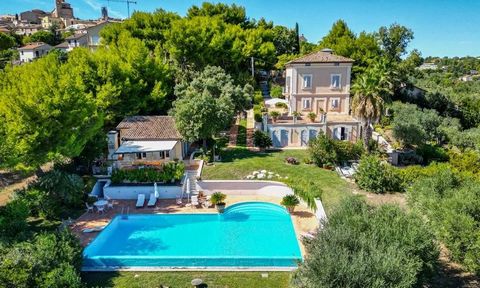 Immersa nelle pittoresche colline di Civitanova Marche, questa elegante villa offre un soggiorno lussuoso con vista mozzafiato sul Mar Adriatico. Dotato di 6 camere da letto, 6 bagni e ampie aree di accoglienza, è perfetto come casa di famiglia o rif...