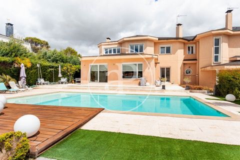 LUXURY VILLA WITH PRIVACY AND BEAUTIFUL VIEWS IN BOADILLA This beautiful detached house of 561 m² built on a plot of 2.081 m², according to the land registry, enjoys a premium location within the exclusive urbanisation of Las Lomas. In a cul-de-sac, ...