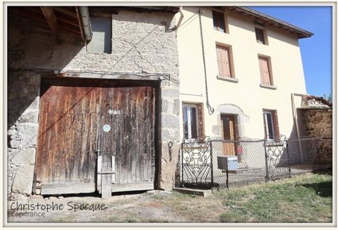 Découvrez cette charmante maison de campagne, située dans un hameau paisible à seulement quelques minutes des commerces de proximité, d'une école et d'une maison de santé . Idéalement situé à moins de 10 minutes de l'autoroute, elle vous permet de re...