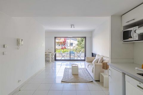 Welkom in Cannes! Ontdek het comfort en de ontspanning van ons charmante 2-kamerappartement, perfect ontworpen voor twee personen. Het zwembad en het privébalkon van de residentie staan tot uw beschikking voor de zomer. - Met het vliegtuig: de luchth...