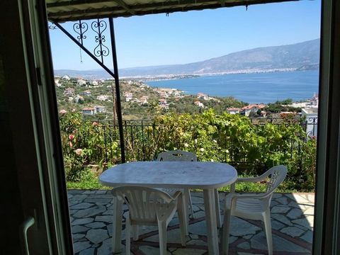 Casa in un bellissimo ambiente con una vista mozzafiato a Pagasitikos Bay e la montagna di Pelion. Tranquillo, in un quartiere tranquillo e scarsamente costruito, ideale per chi cerca privacy e allo stesso tempo vuole esplorare la famosa regione di P...