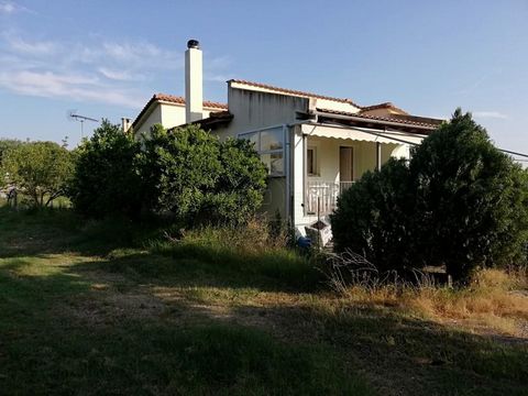 Casa unifamiliar en venta en la isla de Evia, Municipio de Istiaea, cerca de Nea Sinasos, en la carretera provincial de Istiaea Pefki. La casa tiene 75 m², tiene salón, cocina, 2 dormitorios, baño y se encuentra en una parcela de 5000 metros cuadrado...