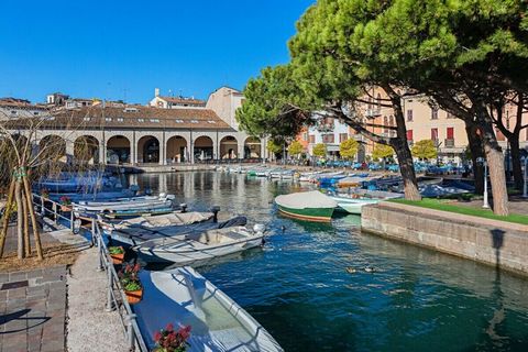 Situato a Desenzano del Garda, in posizione centrale, monolocale per una vacanza di coppia o famiglia fino ad un massimo di 2 persone! L'appartamento per vacanze, dotato di connessione internet Wi-Fi gratuita, accoglie gli ospiti con un luminoso sogg...