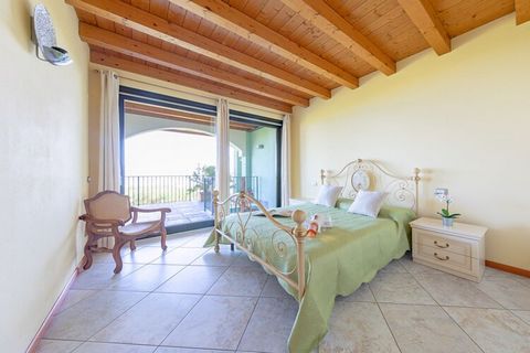 En Villa Venezia con piscina, justo en el lago, apartamento de lujo con 2 dormitorios y amplias terrazas para unas vacaciones familiares o un grupo de hasta 5 personas! El apartamento, equipado con conexión a Internet Wi-Fi, recibe a los huéspedes co...