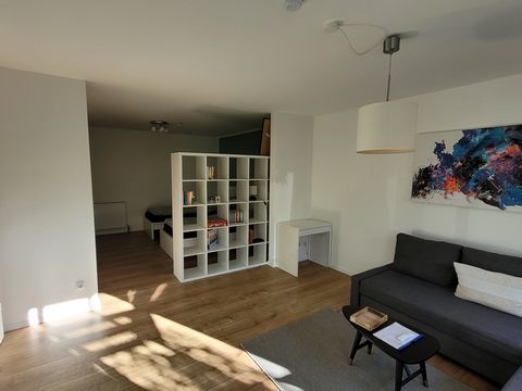 Die Wohnung verfügt über ein modernes Duschbad und eine separate, voll ausgestattete Küche. Im nicht vollständig voneinander getrennten Schlaf-und Wohnbereich gibt es zwei Einzelbetten sowie eine Couch mit Schlaffunktion. Die Wohnung hat außerdem ein...