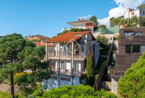 Construida en 2002, esta gran casa moderna unifamiliar disfruta de una buena ubicación, encaramada en una parcela elevada con maravillosas vistas a las colinas circundantes y al profundo mar Mediterráneo azul en Sant Pol de Mar. La vivienda está a so...