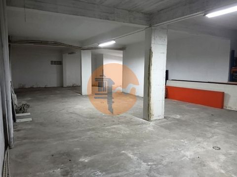 Ruime garage in Conceição de Tavira Dit pand van 22,62 m2, zeer goed gelegen in het hart van Conceição de Tavira. Het heeft water en elektriciteit en bestaat uit een garageplaats en een badkamer. Dit is de ideale plek om uw persoonlijke spullen of be...