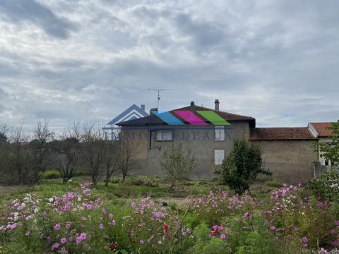 Het agentschap Immoverdeaux biedt u dit grote dorpshuis aan om te renoveren in het charmante dorpje Croismare, op 5 minuten van Lunéville. Ideaal voor een groot gezin of investeerder. Het is verdeeld in 2 appartementen, heeft een garage en heeft een ...