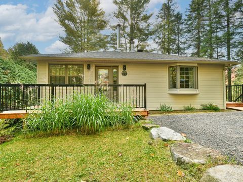 Magnifique propriété clef en main située au BORD du Lac Louise (non motorisé). Orientation sud. Site exceptionnel ayant 78 pieds de rivage. Terrain et accès au lac aménagés. Arbres matures et végétation abondante apportant une belle intimité. Maison ...