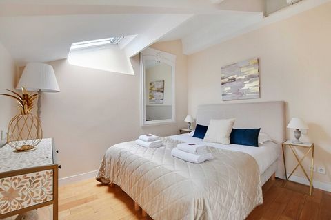 Checkmyguest vous propose ce magnifique T2 en duplex parisien pouvant accueillir 4 personnes, idéal pour un séjour en famille ou entre amis. Profitez d'un espace de vie lumineux de 45 m², parfaitement aménagé pour votre confort. Situé à deux pas du M...