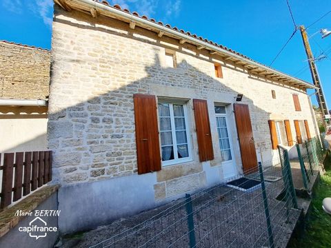 A 5 min du centre de Brioux sur Boutonne, EXCEPTIONNEL, maison en pierre entièrement rénovée avec goût, toute meublée. Cette habitation comprend cuisine aménagée et équipée avec îlot central ouverte sur salon avec poêle à bois, dégagement avec rangem...