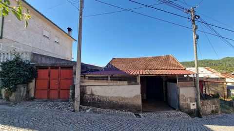 Construção em pedra de cantaria, ampla, e com grande potencial para investimento. Tem alguns anexos e um terreno na sua envolvência. Localizada em São Martinho de Orgens, muito próxima da cidade de Viseu. Imóvel classificado como arrecadações e arrum...