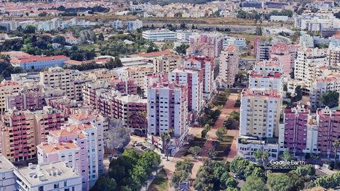 Explore este magnífico apartamento de 223 m² de área bruta, localizado em Telheiras, um dos bairros residenciais mais prestigiados de Lisboa, conhecido pela sua tranquilidade e qualidade de vida. Situado no terceiro andar de um edifício funcional, es...