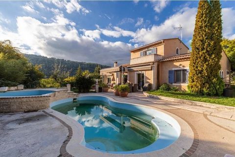 Magnifique villa individuelle en bon état et de style provençal, construite en 2000, avec piscine et poolhouse. Un garage fermé et plusieurs places de parking extérieurs dont deux sont couvertes. De la terrasse du 1er étage peuvent être aperçus la me...