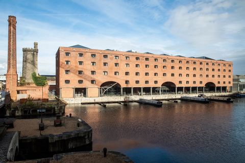 Dieses spektakuläre, denkmalgeschützte Bauwerk bietet von jeder Höhe aus eine spektakuläre Aussicht – auf das ruhige Wasser, Liverpools zum UNESCO-Weltkulturerbe gehörende Uferpromenade, die Skyline des Stadtzentrums und die neu errichteten zentralen...