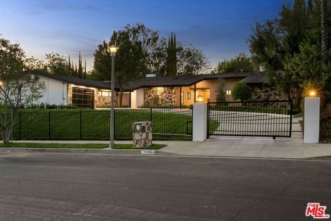 Maison moderne exceptionnelle au lac d’Encino. Présentation d’une superbe résidence moderne entièrement rénovée qui allie parfaitement un design intemporel à un luxe contemporain dans la région très recherchée du lac Encino. Cette vaste maison de pla...