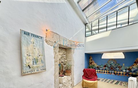 216M2 HABITABLE (184m2 Carrez) + TERRACE OF 25 m2 for this loft located in the Chaptal district, in a renovated Montpellier building, offers spacious and bright living spaces with high ceilings and through which all the light of the apartment enters....