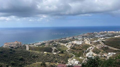 Live the Mediterranean Dream: Build your own Dream Residential Complex in Torrox Costa. This land, a few minutes from Peñoncillo Beach, offers an idyllic environment to develop 22 exclusive villas. Basic project of each home, with a private pool and ...