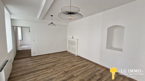 L'agence LG IMMO vous propose, cette maison de ville avec tous les commerces de proximité à pied d'une surface de 69 m2. Elle se compose au rez-chausée, d'un séjour de 17,45 m2, d'une cuisine de 13,15 m2 ainsi qu'un WC indépendant. À l'étage, vous tr...