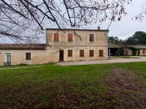 MAISON EN PIERRE AVEC dépendances SUR UN TERRAIN DE 7500 M² NON CONSTRUCTIBLE. Composée de 270 m² habitables en deux parties mitoyennes : Maison de 150 m² sur deux niveaux - entrée dégagement escalier de 15 m² avec mezzanine de 11 m² - 4 chambres ave...