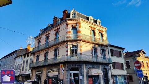 BUILDING IN THE HEART OF THE TOWN At the foot of the shops of St Girons, parking nearby, superb building with character composed of a commercial premises and an office with a second independent entrance. On the first floor a professional premises has...