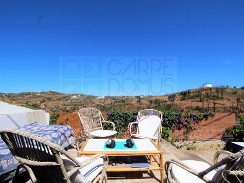 Typical Algarve house with a plot of land of 580 m², in the small rural community of Faz Fato, in the hills of Tavira, about a 20-minute drive from the city of Tavira. Charming house, with interior renovations to provide greater comfort. Comprising a...