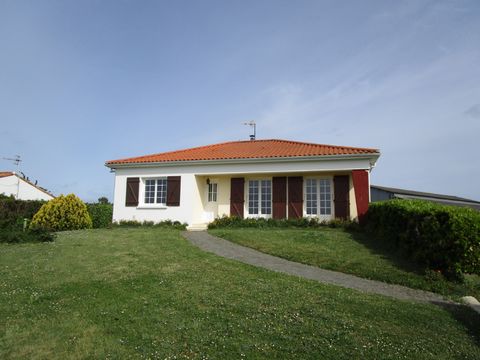 Saint Benoist sur mer, Vendée, Très belle maison de 94 m² à 10 mn de la mer et 3 mn des commerces, elle se compose d'un grand séjour, 1 cuisine assez spacieuse, 3 chambres, une salle de bains, wc, un sous sol total de 96 m² le tout sur un terrain de ...