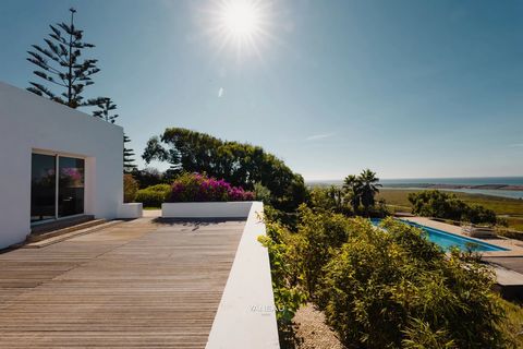 La agencia inmobiliaria Vaneau MAROC, pone a la venta dos villas raras frente al mar con una gran parcela edificable El terreno cercado y titulado es de 1 hectárea 75a y 78ca y una parcela sin título de 500m² La parte vallada de 3500m² incluye una ca...