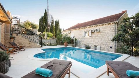 Villa in Cavtat ist eine luxuriöse Villa mit 5 Schlafzimmern und privatem Pool. Die Villa wurde kürzlich restauriert, um den anspruchsvollsten Gästen eine schicke, aber entspannte und komfortable Umgebung zu bieten. Die Villa erstreckt sich auf 165 m...