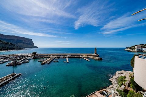 Scopri questa rara opportunità di possedere un appartamento con vista panoramica sul porto di Cassis. Situato al 2 ° piano, questo appartamento è inondato di luce naturale, illuminando ogni spazio con un'atmosfera calda e accogliente. Con una superfi...