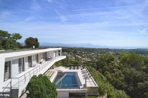 Situata sulle alture di Golfe-Juan, in un ambiente completamente tranquillo, questa spaziosa villa è stata completamente ristrutturata in stile californiano. Dotato di molta luce naturale, offre viste panoramiche mozzafiato sul mare di Cap d'Antibes ...