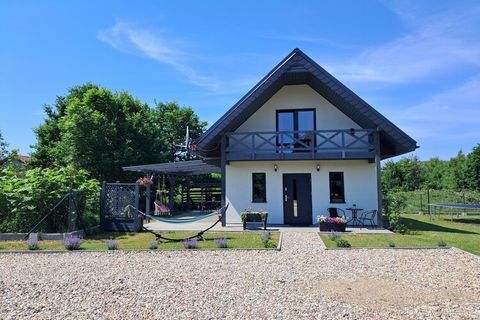 Amplia casa de vacaciones con un gran jardín para toda la familia. Kopalino es conocido como un lugar familiar y tranquilo en el Mar Báltico. Las familias con niños pequeños en particular se sentirán como en casa en la casa de vacaciones. Como caract...