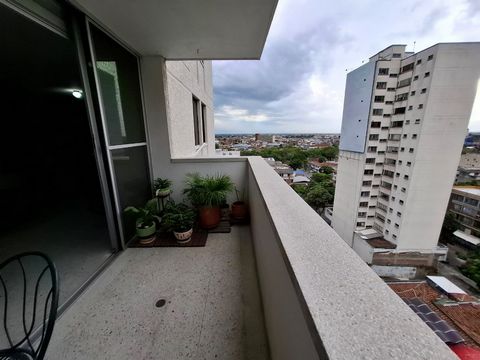 Sale of beautiful and spacious apartment with a panoramic view in the north of Cali, with an area 132mts with balcony a large dining room, 3 bedrooms and the ppal room with bathroom, bathroom with bedrooms, additional service room, a large kitchen wi...