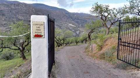 Cortijo Las Tres Rosas te koop in de Guadalfeo-vallei, Alpujarra Granadina Cortijo Las Tres Rosas wordt te koop aangeboden, een prachtig pand gelegen in het hart van de Alpujarra, op een volledig omheind landgoed van meer dan 60.000 m². De boerderij ...