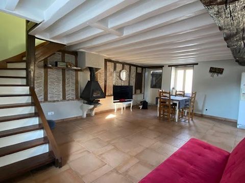 House - 5 rooms - 3 bedrooms - Quiet Country house consisting of two buildings on a plot of 800 m² offering a living area of 130 m², with an outbuilding of 71m². This house is composed of two parts, the first offers an entrance to a large living room...