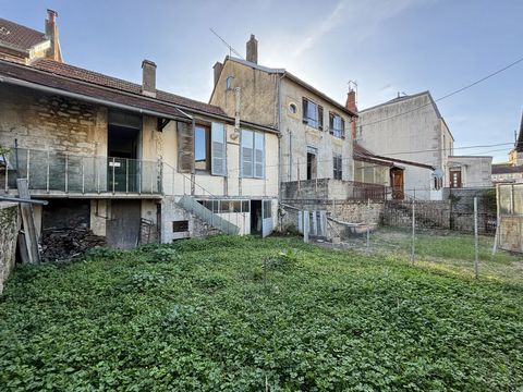 Real estate complex located in the village of AIGNAY LE DUC, a town with all amenities, schools and community life close to Dijon ((50km). 19th century houses with two entrances without heating, to be completely renovated. A first house of 95 m2 comp...