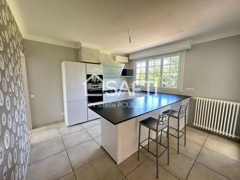 Découvrez cette magnifique propriété sur sous-sol semi enterré, idéalement située à Bessine, aux portes de Niort. Cette maison spacieuse de 198 m² vous accueille avec une vaste entrée donnant sur une grande pièce de vie lumineuse d'environ 50 m², ouv...