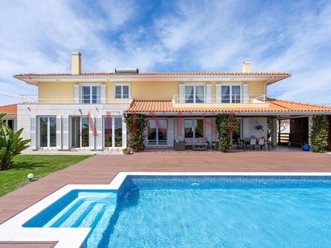 SIND SIE AUF DER SUCHE NACH EINER VILLA MIT GARTEN, SWIMMINGPOOL UND EINZIGARTIGEM BLICK AUF DIE BERGE VON SINTRA? In der Nähe des Dorfes Sintra und der Strände von Magoito und Ericeira. Diese Immobilie befindet sich auf einem Grundstück von 2.030 m²...