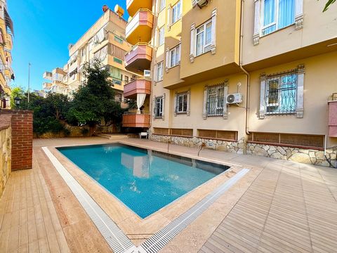 Op zoek naar een appartement aan zee? Een prachtig appartement in Alanya staat te koop, gelegen op slechts 600 meter van het strand. Dit ruime 1+1 appartement zal uw perfecte hoek zijn voor rust en leven. Het is volledig ingericht en uitgerust met al...